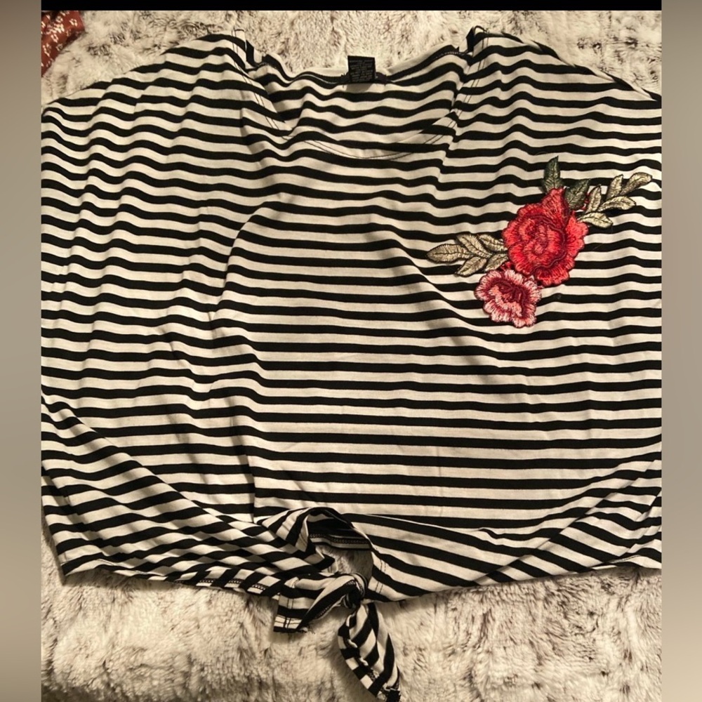 Rue21 Black and White Tie Front Graphic Blouse